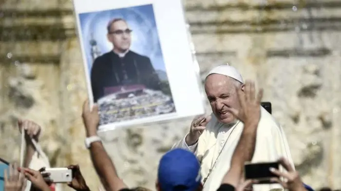 El Papa pide «seguir el ejemplo» de Pablo VI y del obispo Romero
