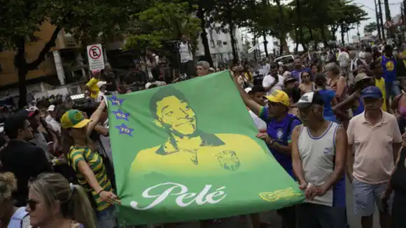 Miles de seguidores acompañaron los restos de Pelé en procesión por la ciudad de Santos