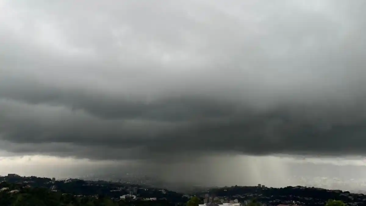 ¡SE CAE EL CIELO! Palo de agua con descargas eléctricas y ráfagas de vientos en Caracas
