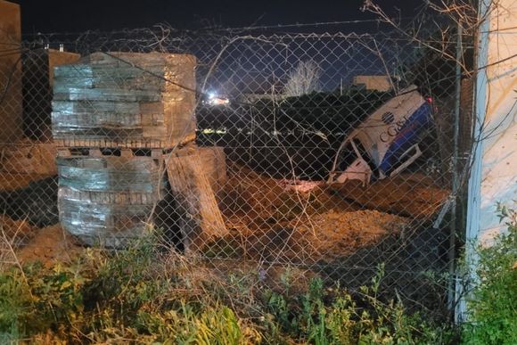 Robaron una ambulancia en zona sudoeste, la incrustaron en una pileta tras una persecución y balearon a una policía