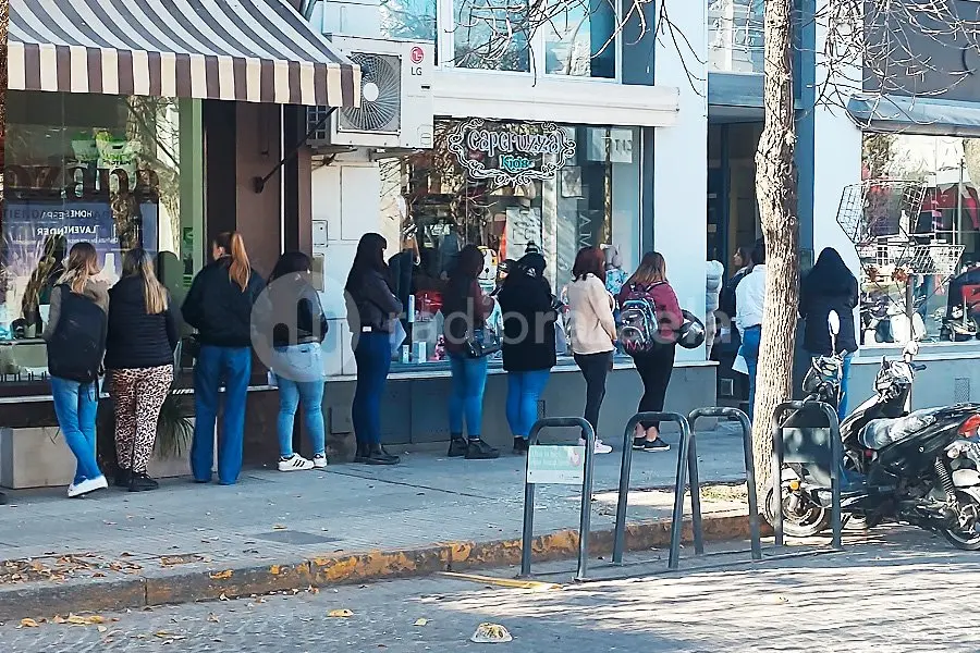 Una larga cola de personas frente a un local comercial llamó la atención de los vecinos: ¿por qué motivo?