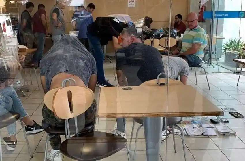 Tres personas fueron detenidas en una estación de servicio con trece kilos de marihuana