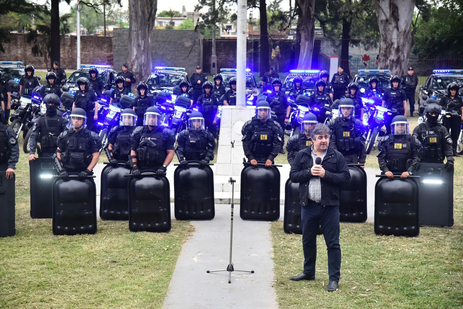 Cococcioni entregó móviles policiales y equipamiento antidisturbios al personal de la Unidad Regional II