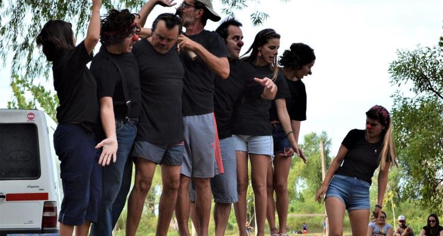 Vuelve el turismo y Cuarta Pared propone teatro al aire libre en espacios públicos para la temporada