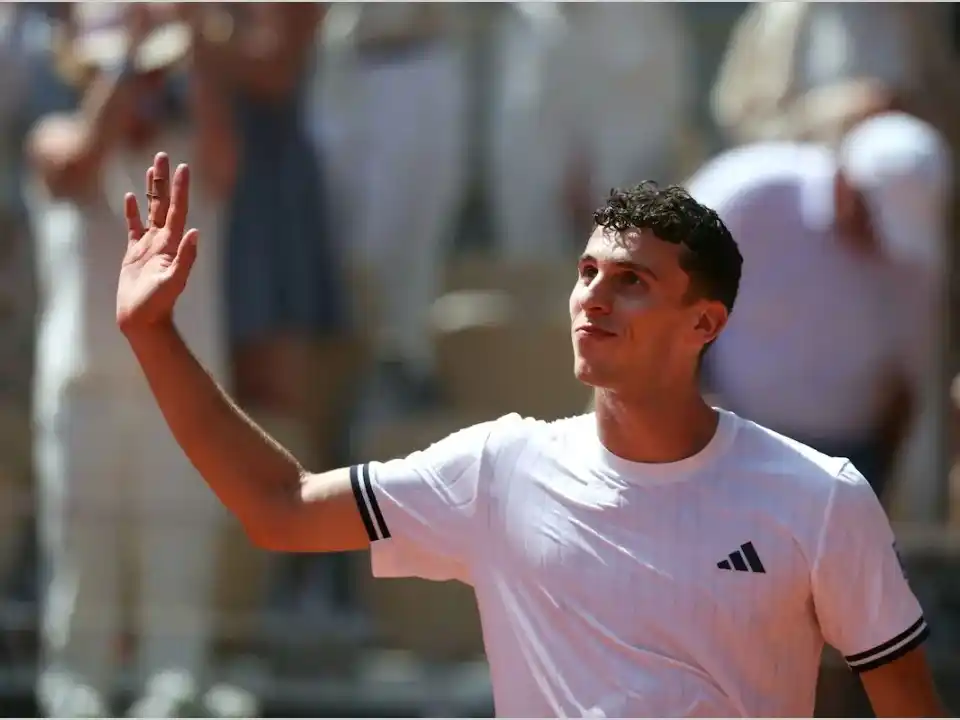 Junama Cerúndolo venció en 5 sets al número 1 del mundo, Jannick Sinner. Foto:AP