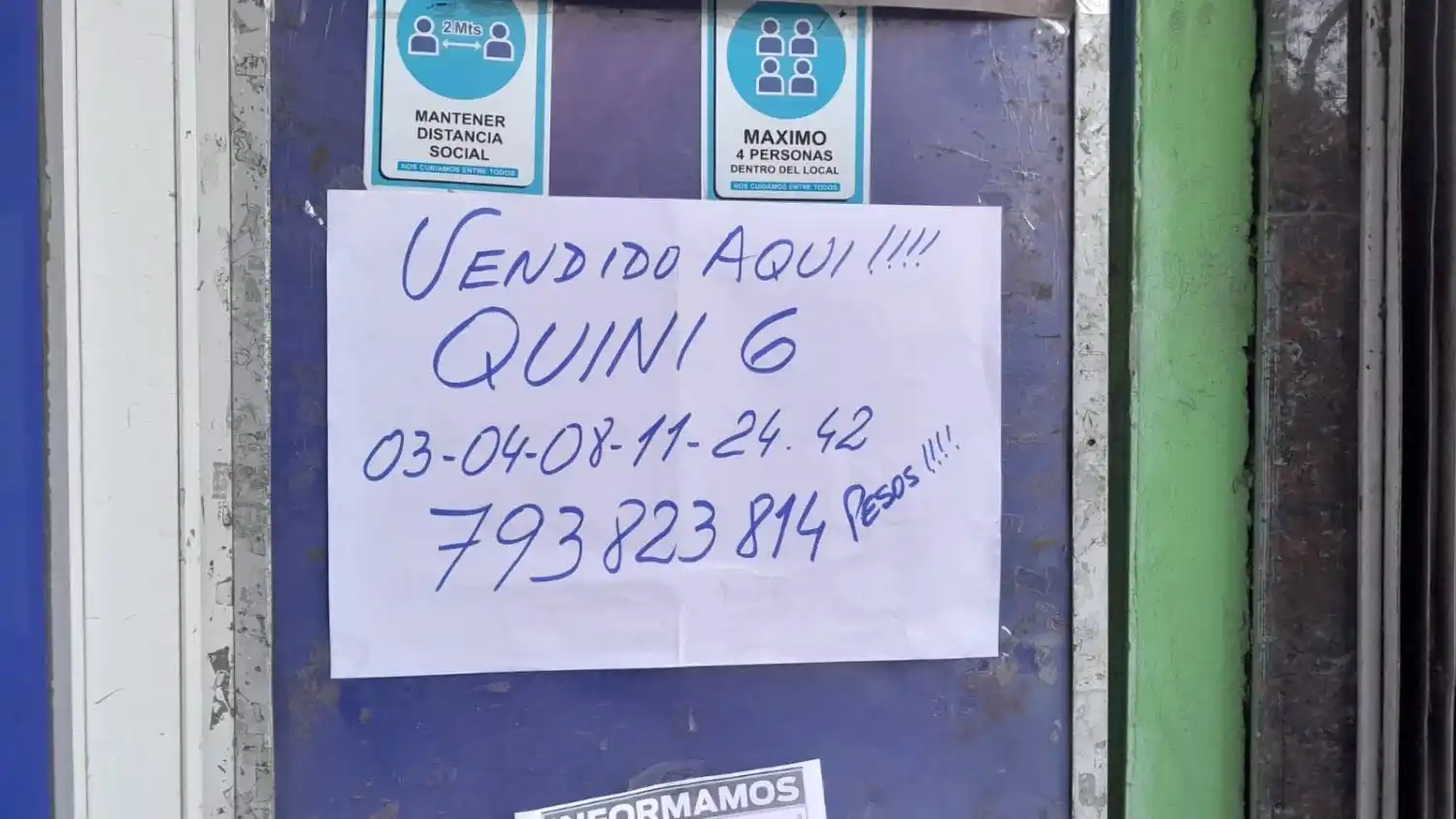 El cartel en la entrada de la agencia. (0223)