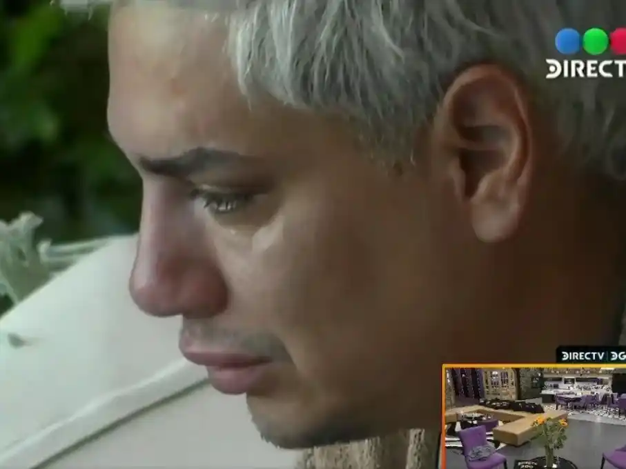 Kennys Palacios lloró solo en el patio de la casa.