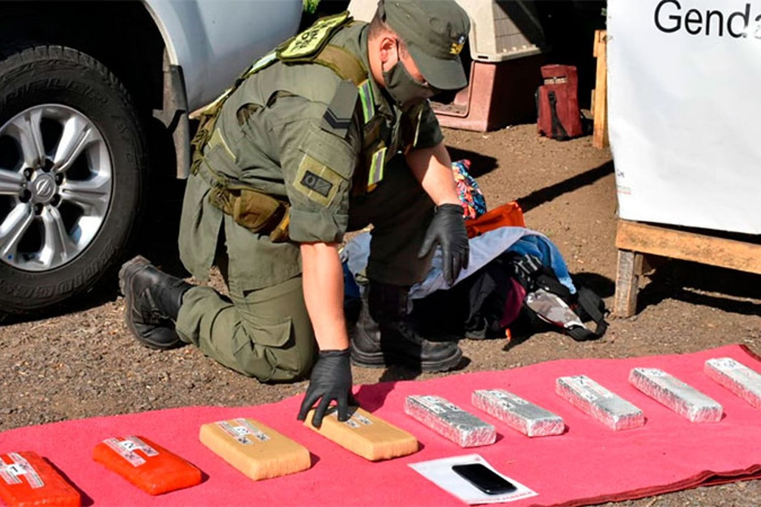 En controles a micros de larga distancia, secuestraron más de 90 kilos de marihuana
