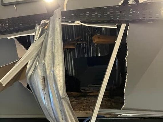 Rompieron el techo de una cafetería con una bolsa de arena arrojada desde un edificio