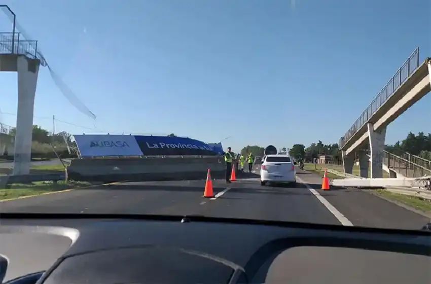 Un camión tiró abajo un puente peatonal en la ruta 2, pero no hubo heridos