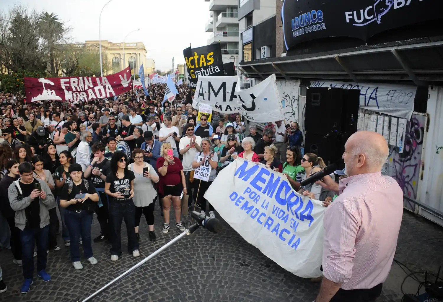 Marcelo Aba habló ante la multitud al llegar al Rectorado.