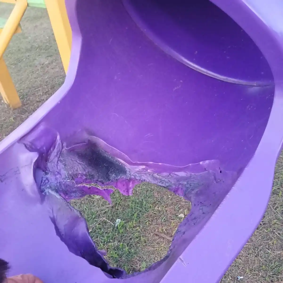 juegos vandalizados en una plaza