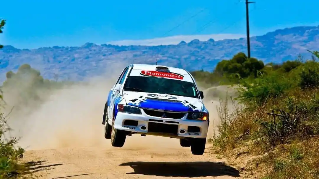 Tomás vuelve a subirse a un Mitsubishi.