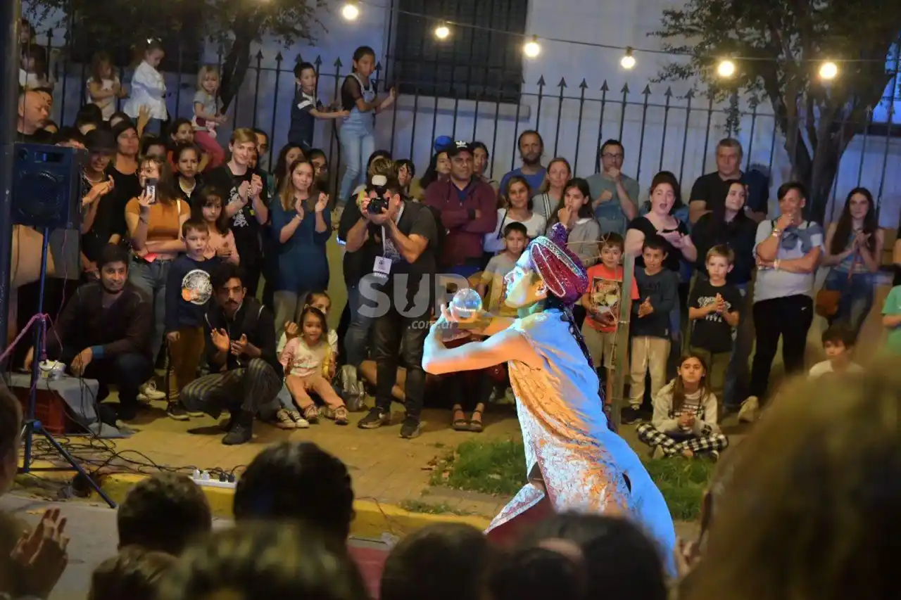 Con las artes circenses del Grupo Lumiere, Venado Tuerto vivió la fiesta de reapertura del Centro Cultural Municipal
