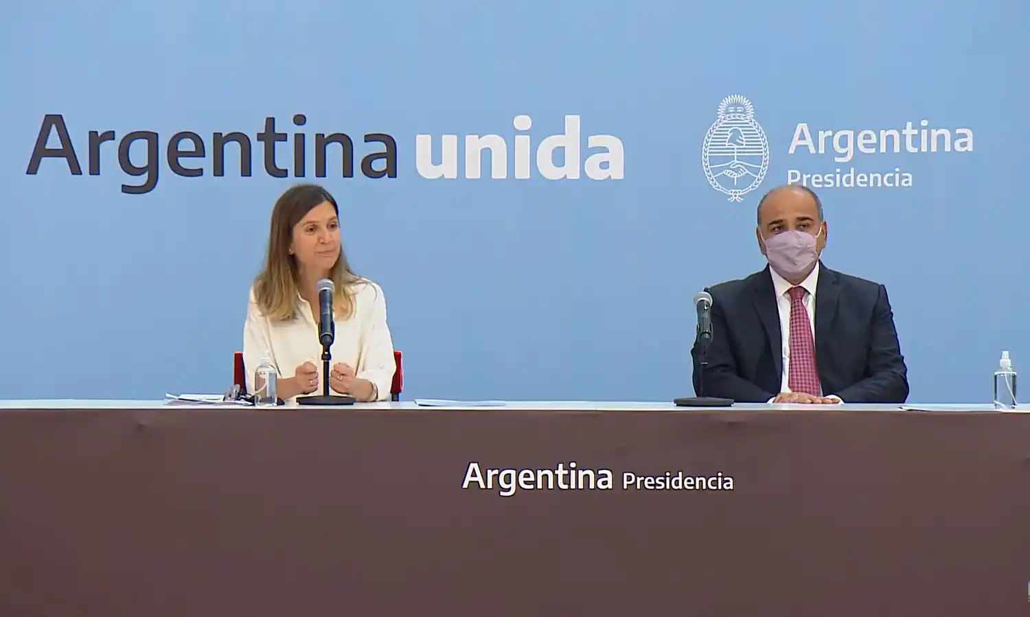 Fernanda Raverta y Juan Manzur durante los anuncios de ayer.