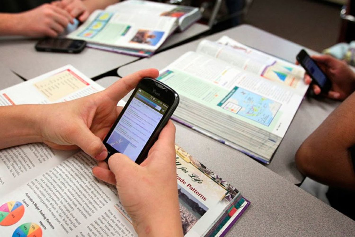 La Unesco pide limitar celulares en las aulas porque bajan rendimiento escolar