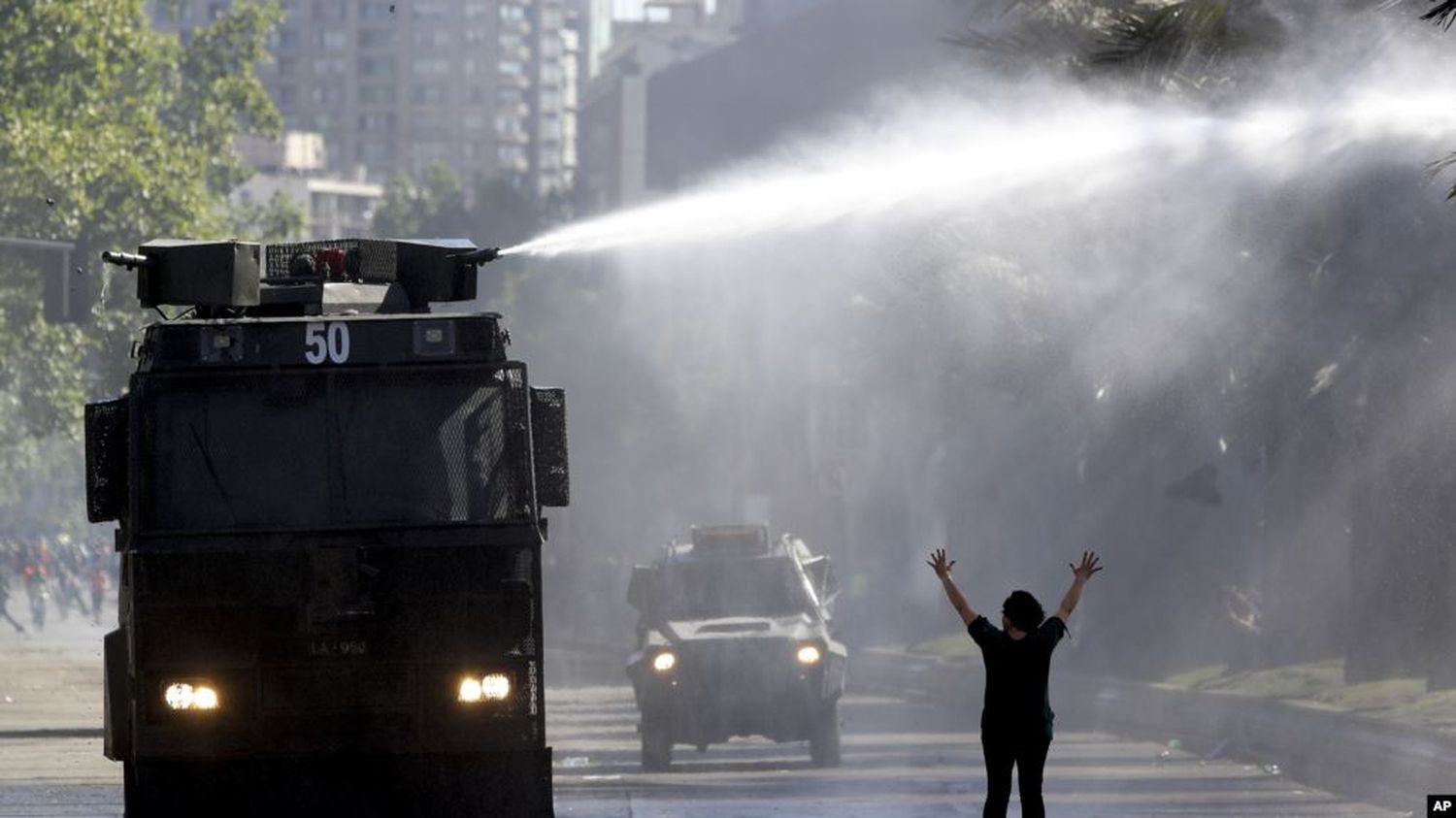 Chile aún distante de salir de la tormenta pese a medidas de Piñera