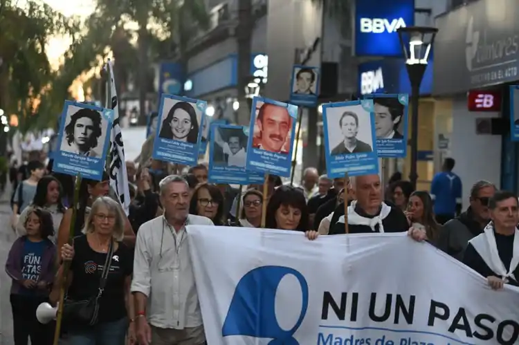 24M: Una multitud marchó por la ciudad junto a las Madres de Plaza de Mayo y familiares de desaparecidos