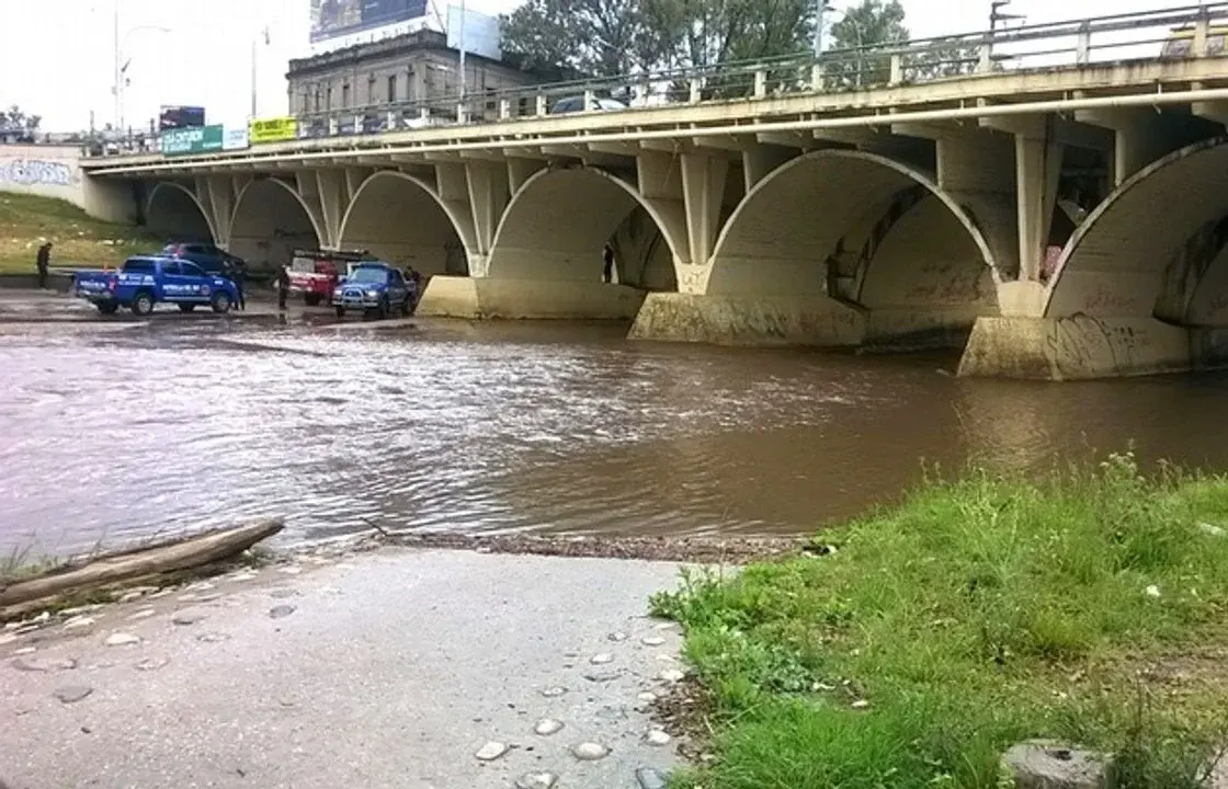 Rescate heroico: un policía salvó a un hombre que se ahogaba en el río Suquía