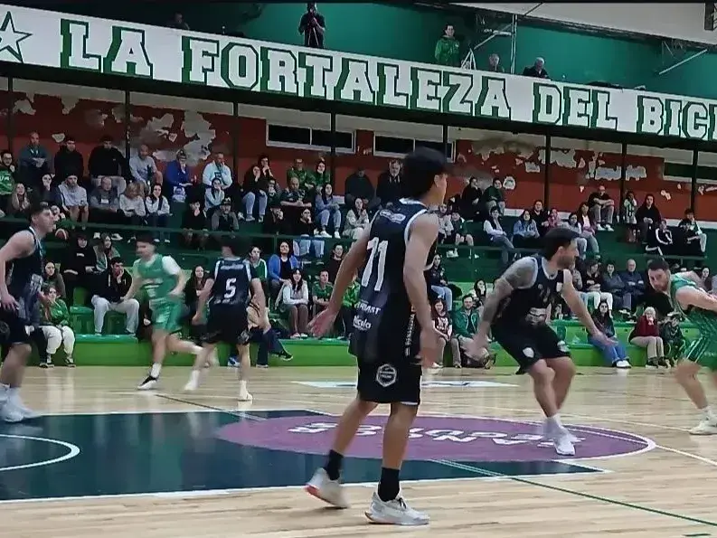 El Bicho Verde 87 a 77 venció a la Crema y abrá tercer juego el jueves en el "Lucio Casarín" para definir al campeón del Oficial.Foto:IG Unión de Sunchales basqueto:AR