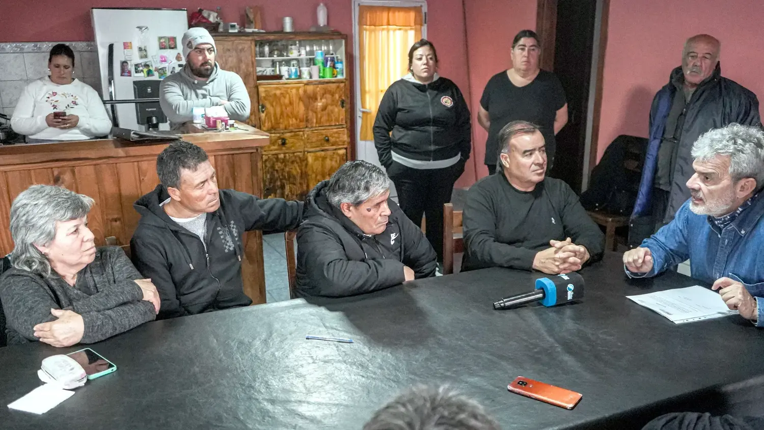 En la casa familiar. La familia Ibarra junto a Carlos Somigliana del Equipo de Antropología Forense