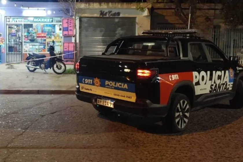 Balearon a una comerciante mientras atendía un kiosco en Villa Gobernador Gálvez y hay dos detenidos