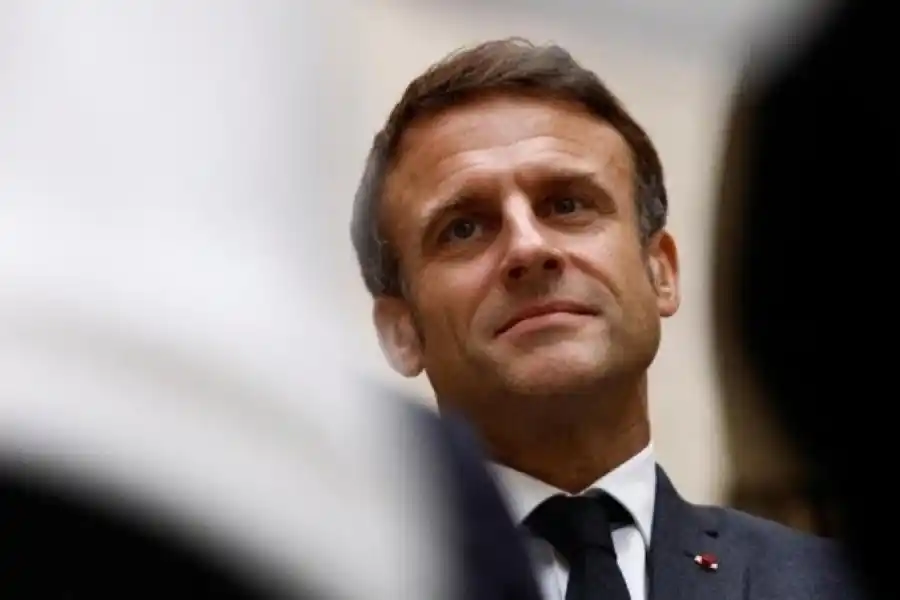 Francia analiza prohibir el lenguaje inclusivo: "No hay que ceder a las modas, el masculino es lo neutro"
