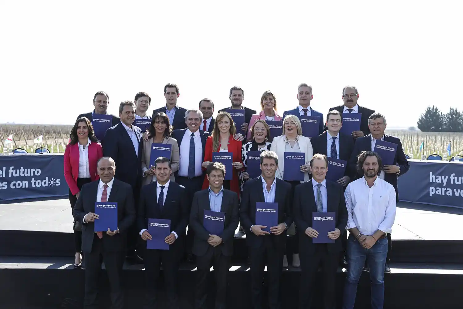 Alberto Fernández en Mendoza, con Kicillof presente, presentó proyecto para descentralizar el gobierno