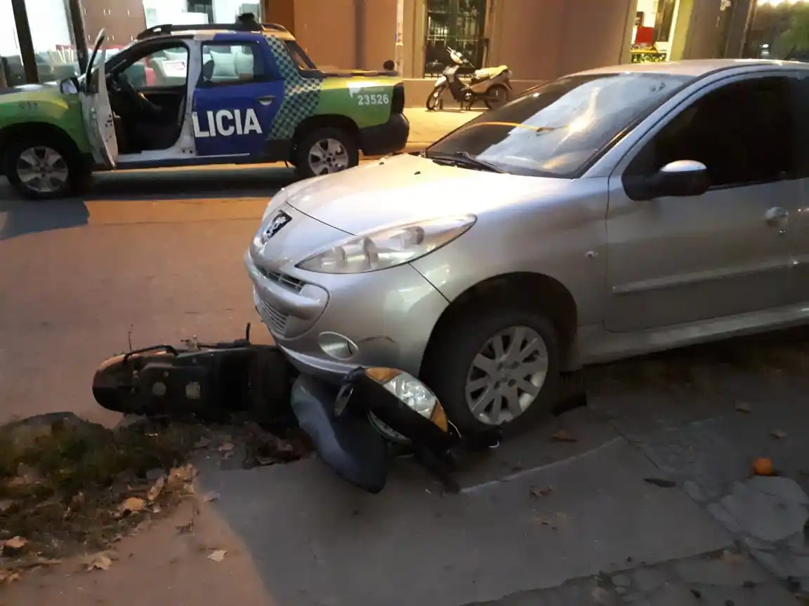 Auto chocó y arrastró a una moto en el centro