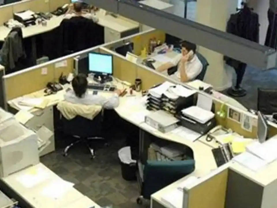 Informe revela fuerte caída del empleo público durante el gobierno de Milei