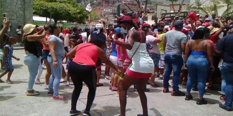 ¡Adiós cuarentena! En La Guaira celebran con todo tambores de San Juan