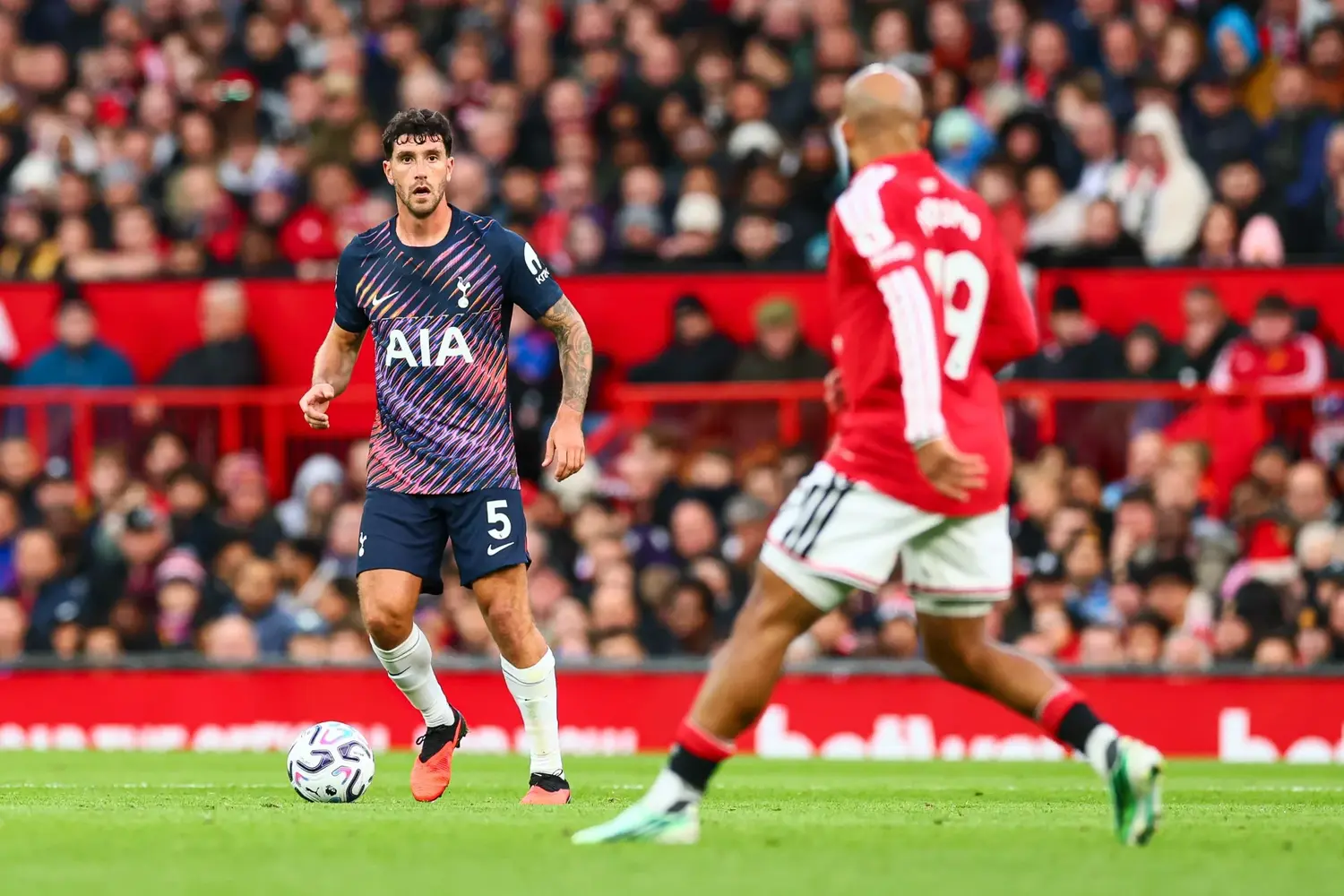 El Tottenham destacó el rendimiento del concordiense Marcos Senesi ante el Manchester United