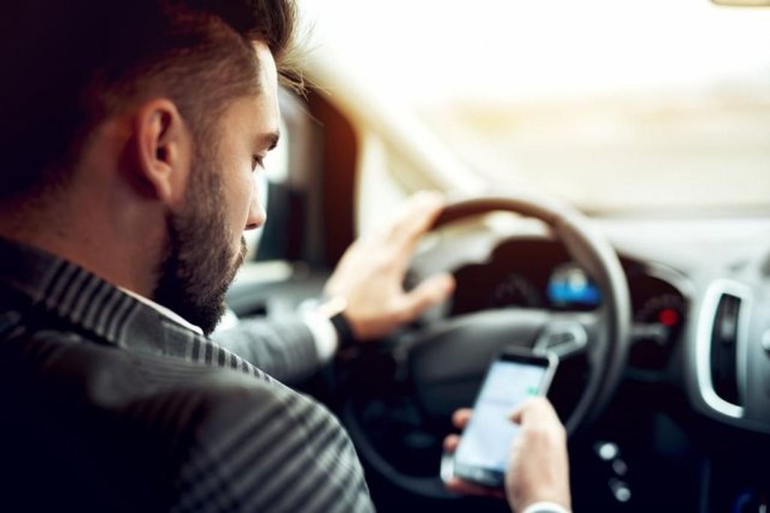 Rosario: investigación sobre el uso del celular al volante