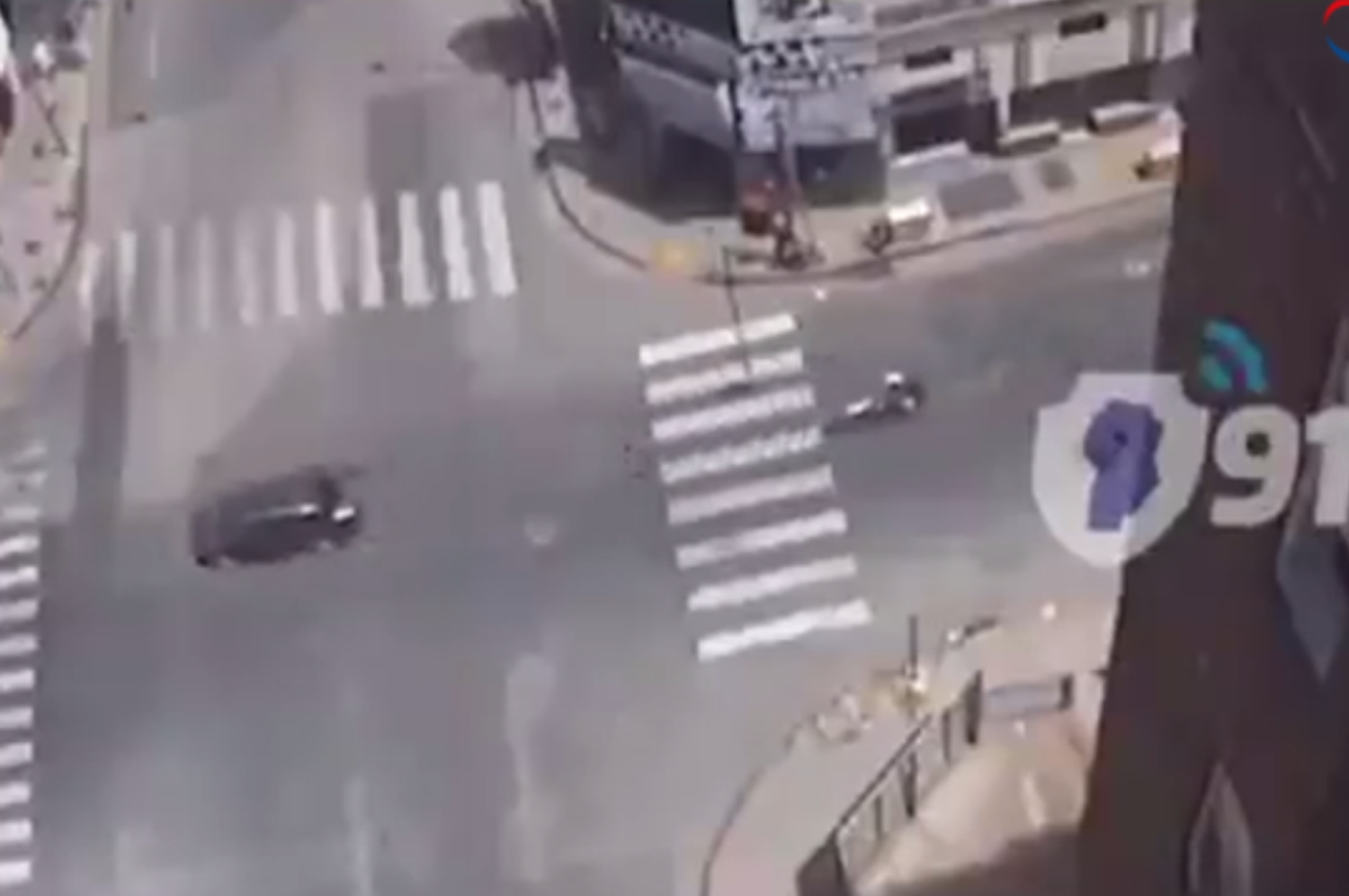 El agente motorizado solicitó refuerzos.