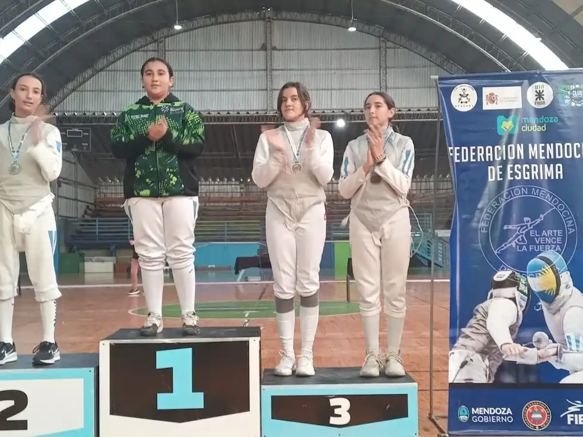 Isabella Garrote Arellano ganó en Florete femenino Infantil Sub13 de forma invicta. PH: agencia.