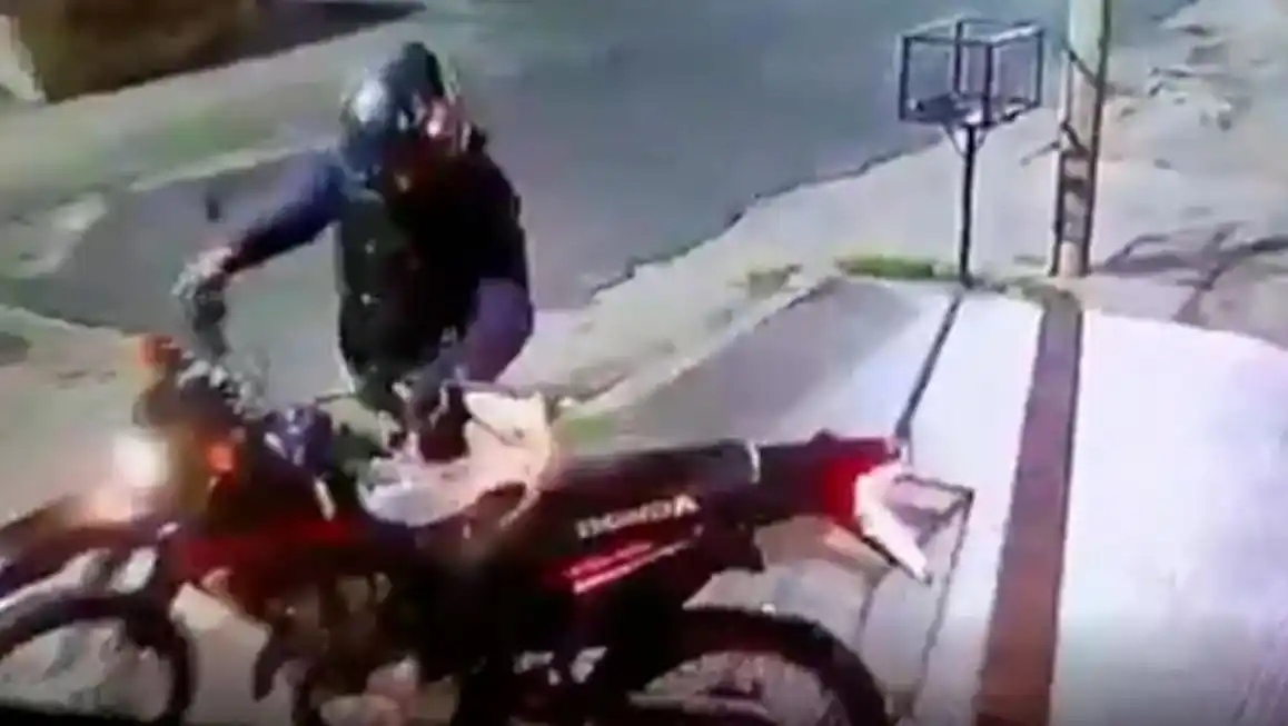Motochorros mataron a balazos a un policía para robarle su moto