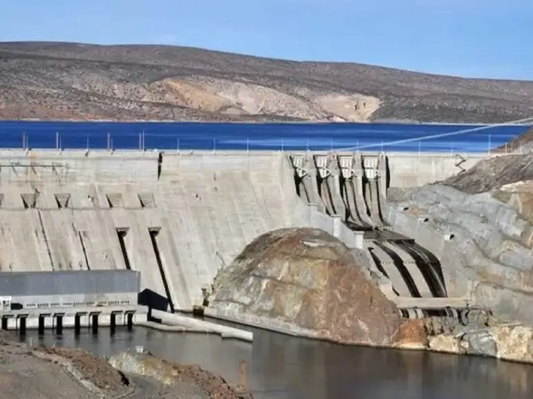 El complejo hidroeléctrico del Comahue es un sistema integrado por cinco represas ubicadas sobre el río Limay, en el límite entre Neuquén y Río Negro.