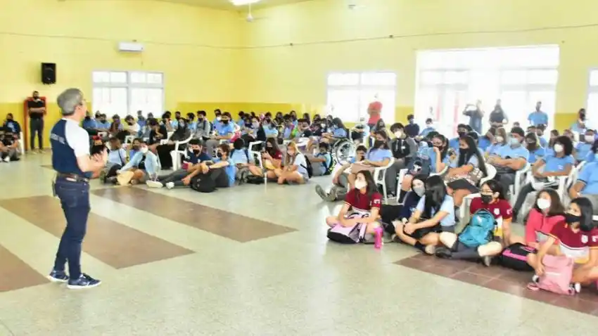 Jóvenes estudiantes protagonistas de un conversatorio sobre seguridad vial