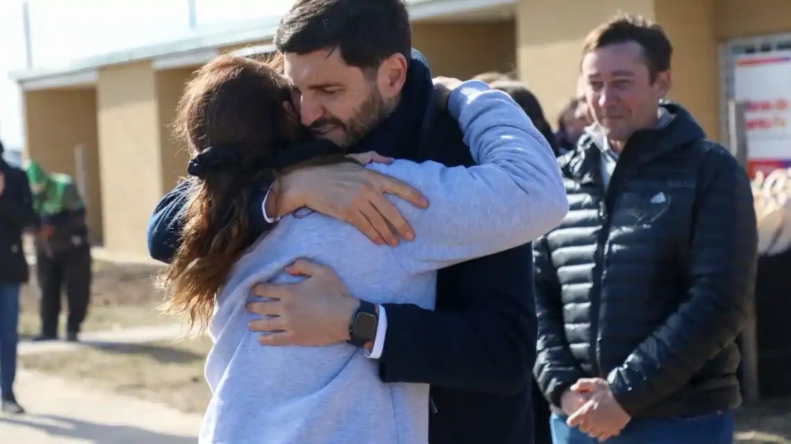 La emoción de una adjudicataria y la contención del hughense Pullaro.