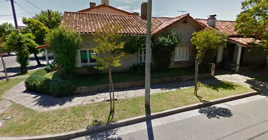 Perdió el control del auto y arrancó un poste en Roca y Entre Ríos