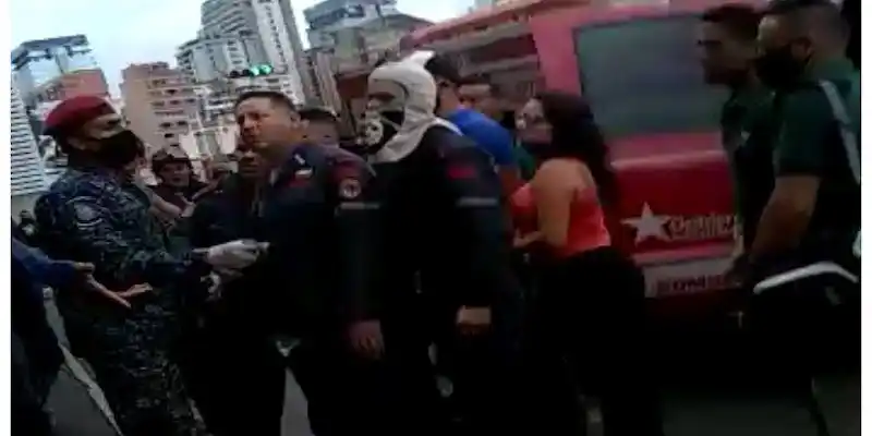 Palas versus pistolas: Bomberos y policías se enfrentaron en Plaza Venezuela