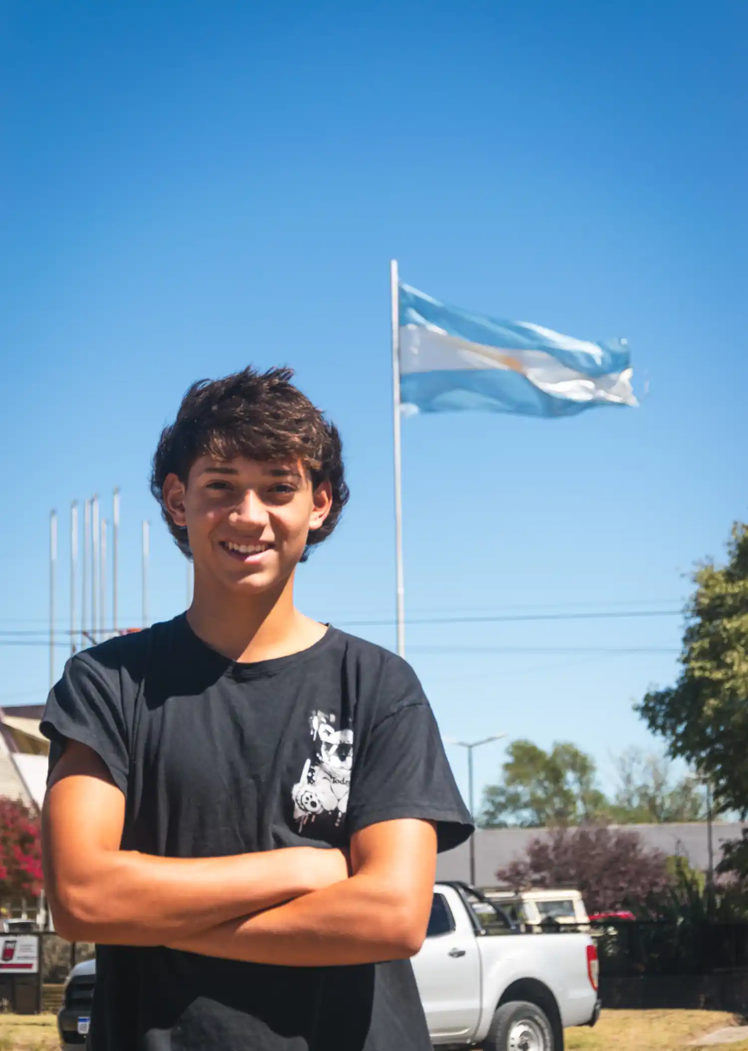 Rodrigo Alanis con la bandera de fondo, como la sombra de un presagio que carga mucha felicidad
FOTOS: NAHUEL LA GRUTTA