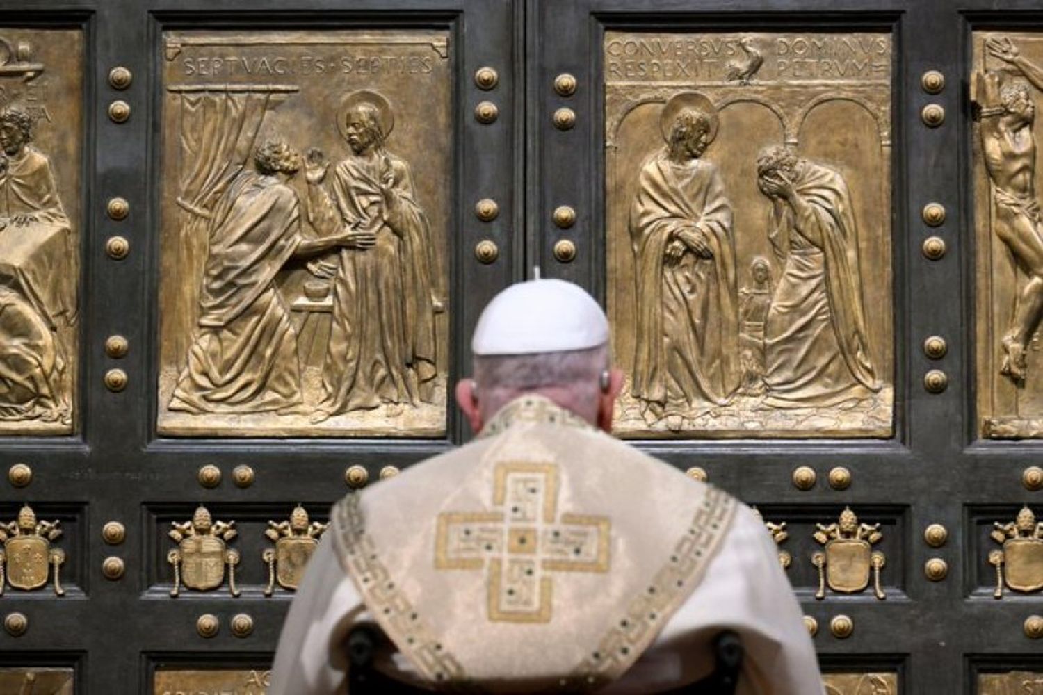 El Papa Francisco dio inicio al 27º Jubileo con la apertura de de la Puerta Santa