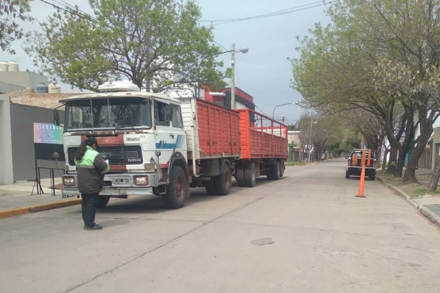 Se infraccionó a tres camiones que circulaban dentro de la ciudad