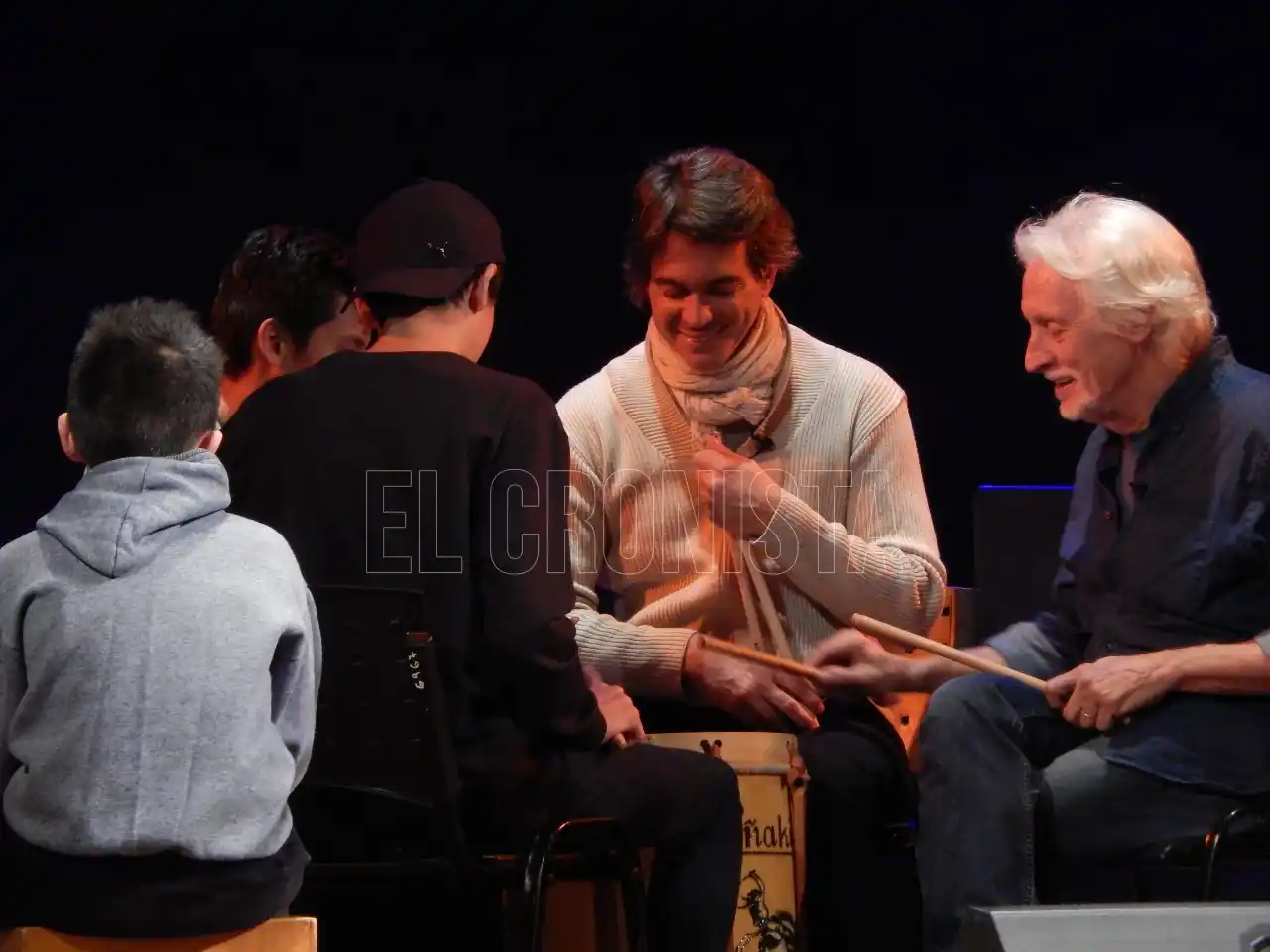 Con la visita de Nito Mestre se grabó a “Alto Voltaje” en el Teatro Brazzola de Chascomús