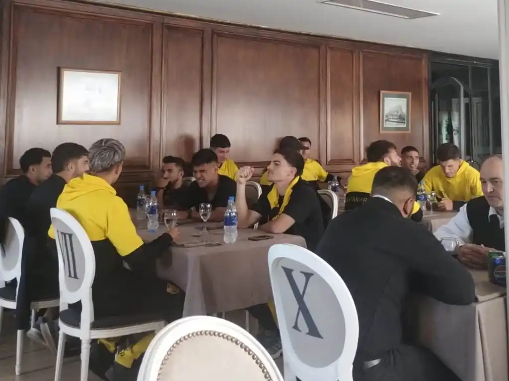 El plantel de Santamarina, en el almuerzo de ayer en Trelew.