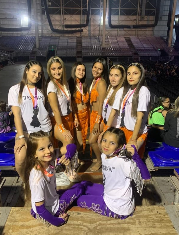Campeonas en la categoría árabe tradicional en la competencia Sudamericana de Danzas