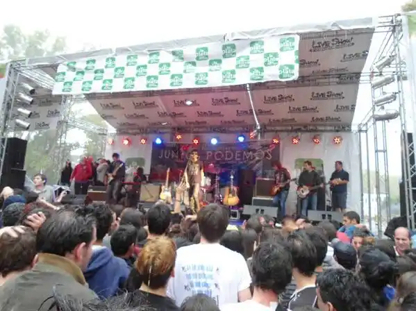 "Juntos Podemos" en La Plata: La lluvia opacó los recitales de Estelares, Guasones y Agapornis