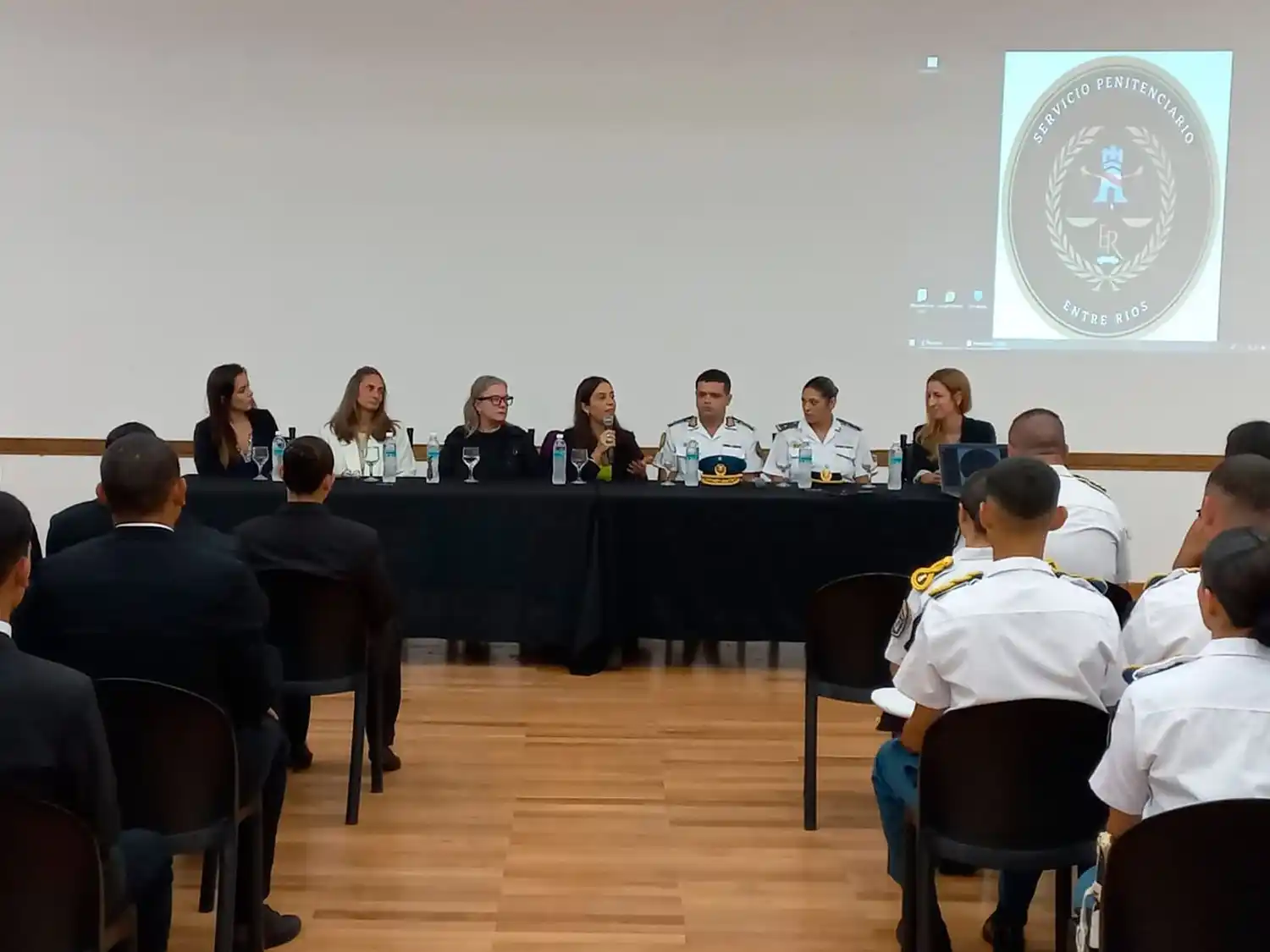 La Escuela de Oficiales incorpora formación en lengua de señas para promover la inclusión