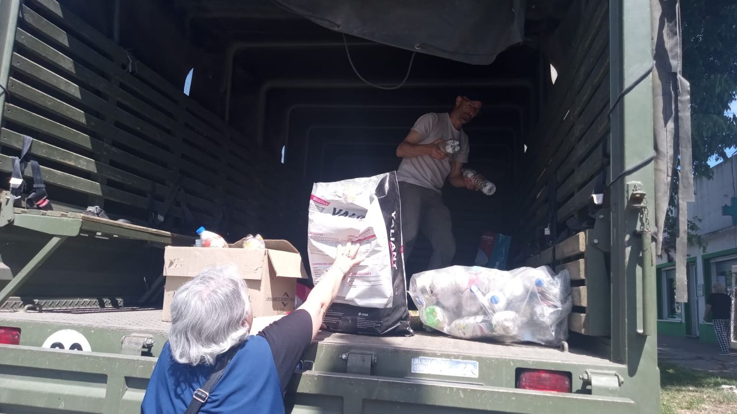 Darío Vezzani, en plena campaña de descacharreo.